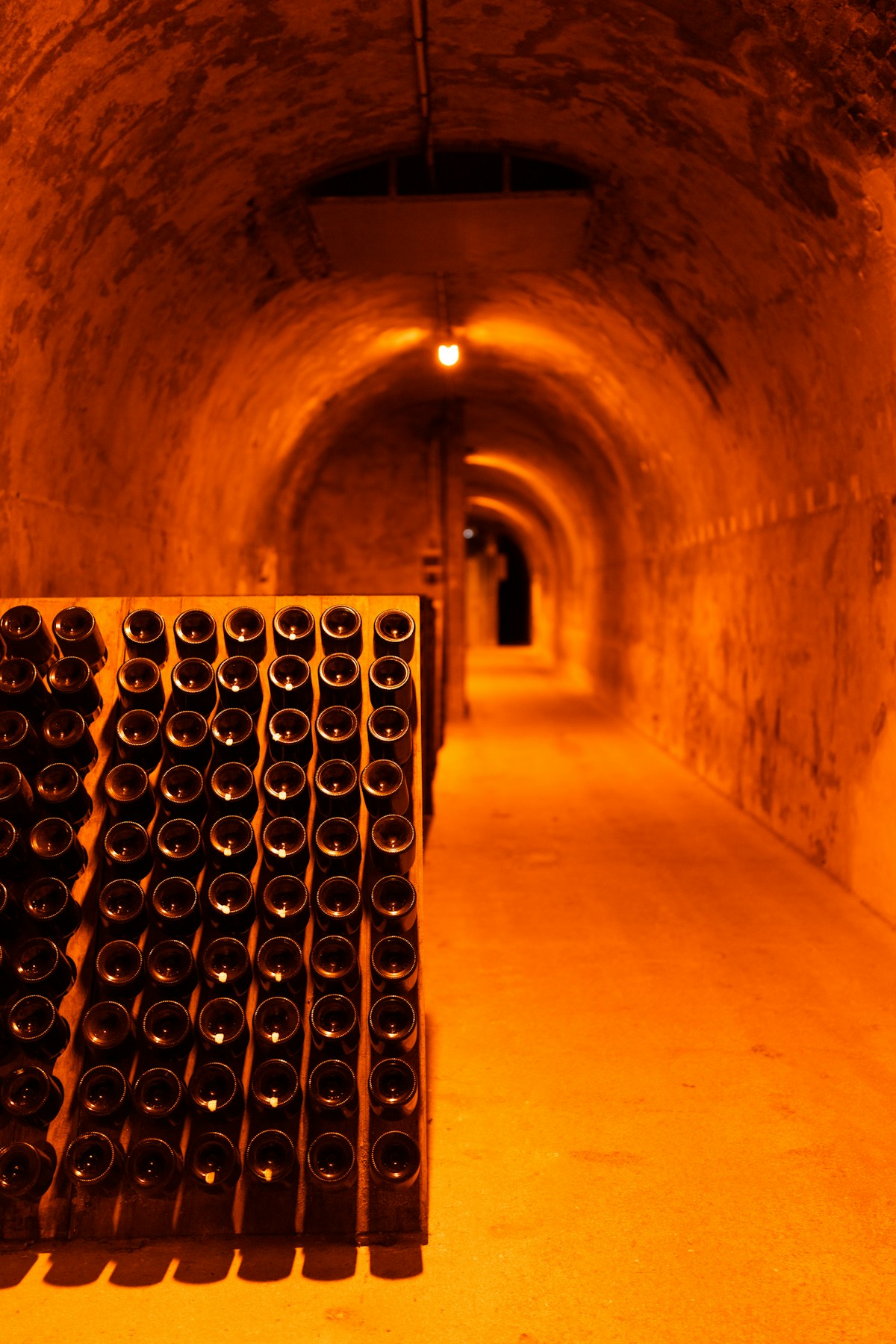 Sparkling wine bottles and glasses, representing Brazil’s booming sparkling wine production